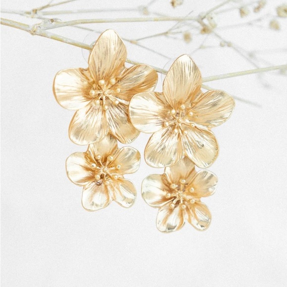 NWT Petal + Pup ‘Alexa Flower Earrings’ in Gold - Picture 3 of 10